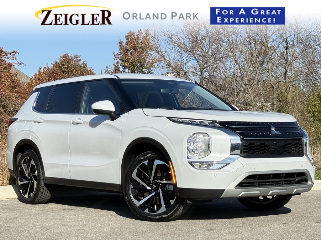 2024 Mitsubishi Outlander SE's photo