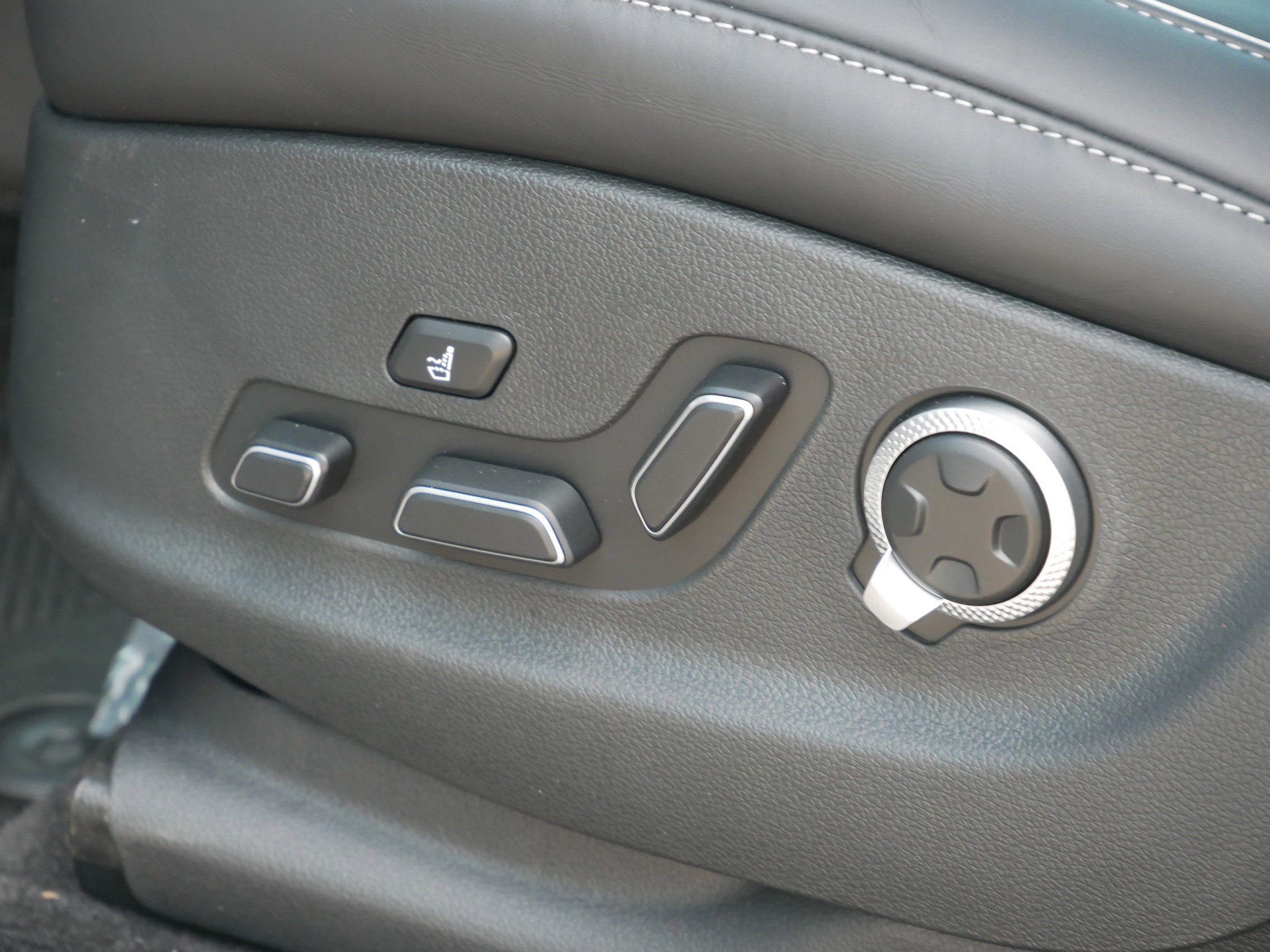 2025 Genesis GV80 Prestige AWD photo 4