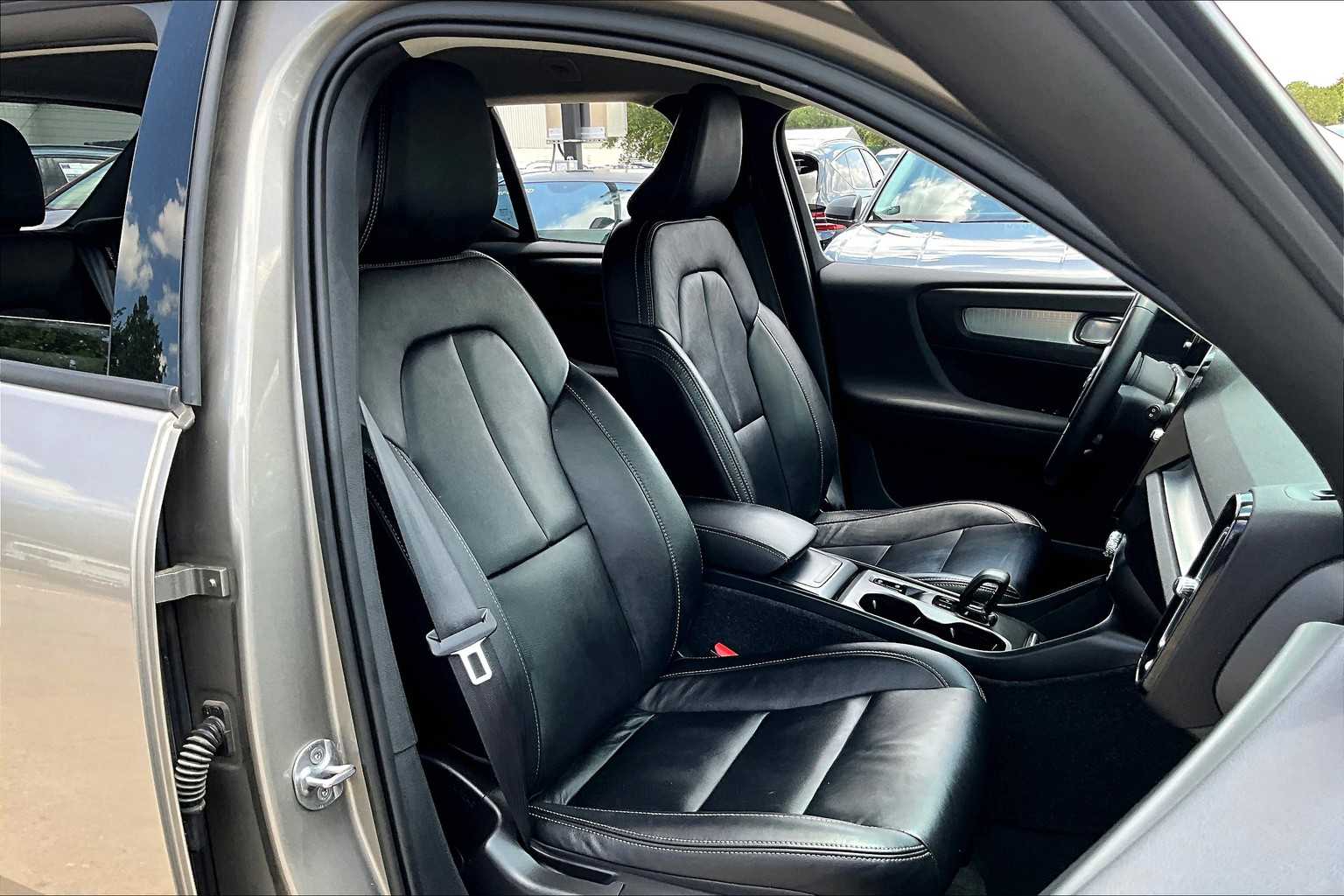 2022 Volvo XC40 Momentum photo 8