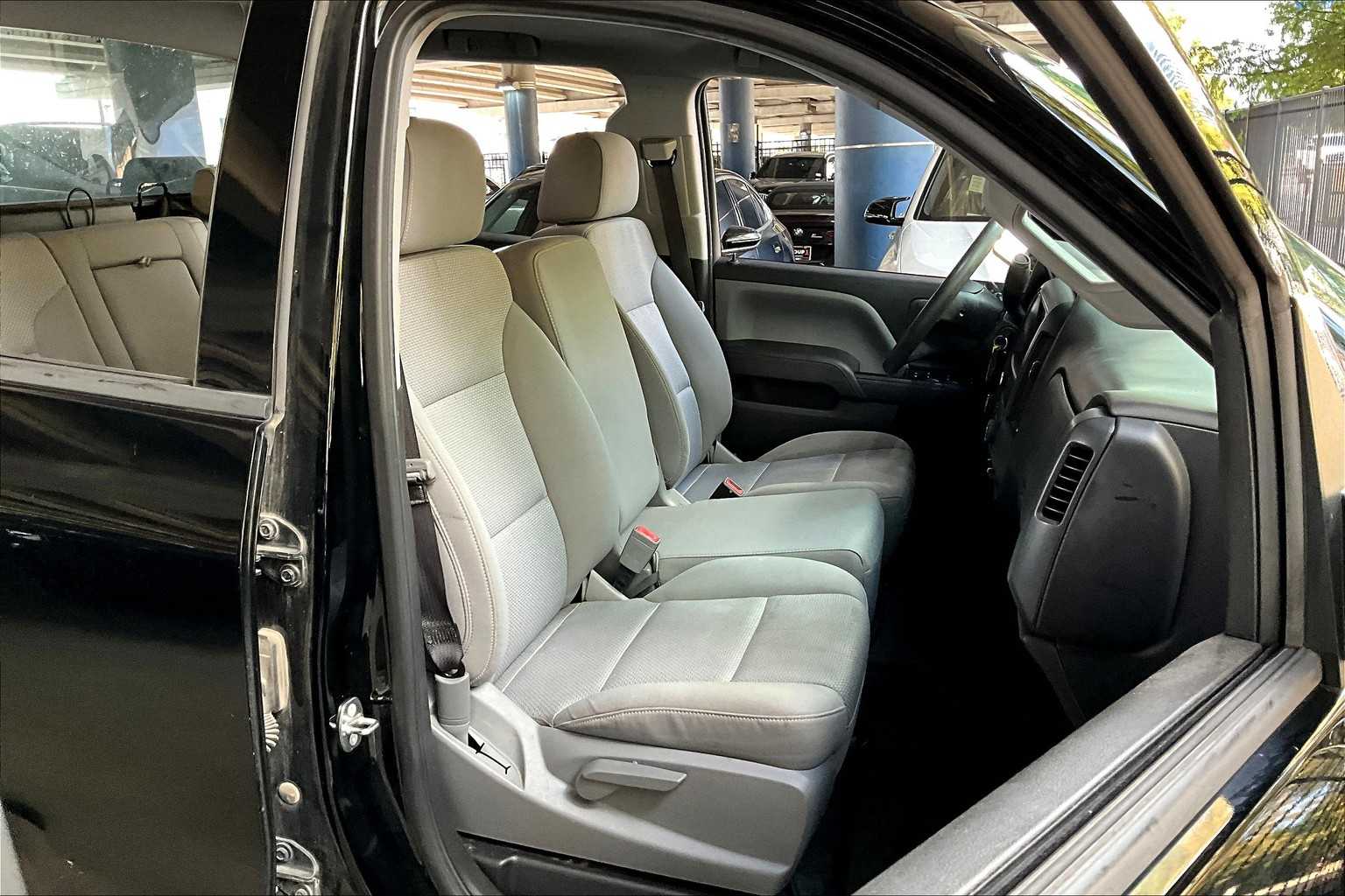 2018 Chevrolet Silverado 1500 Custom photo 8