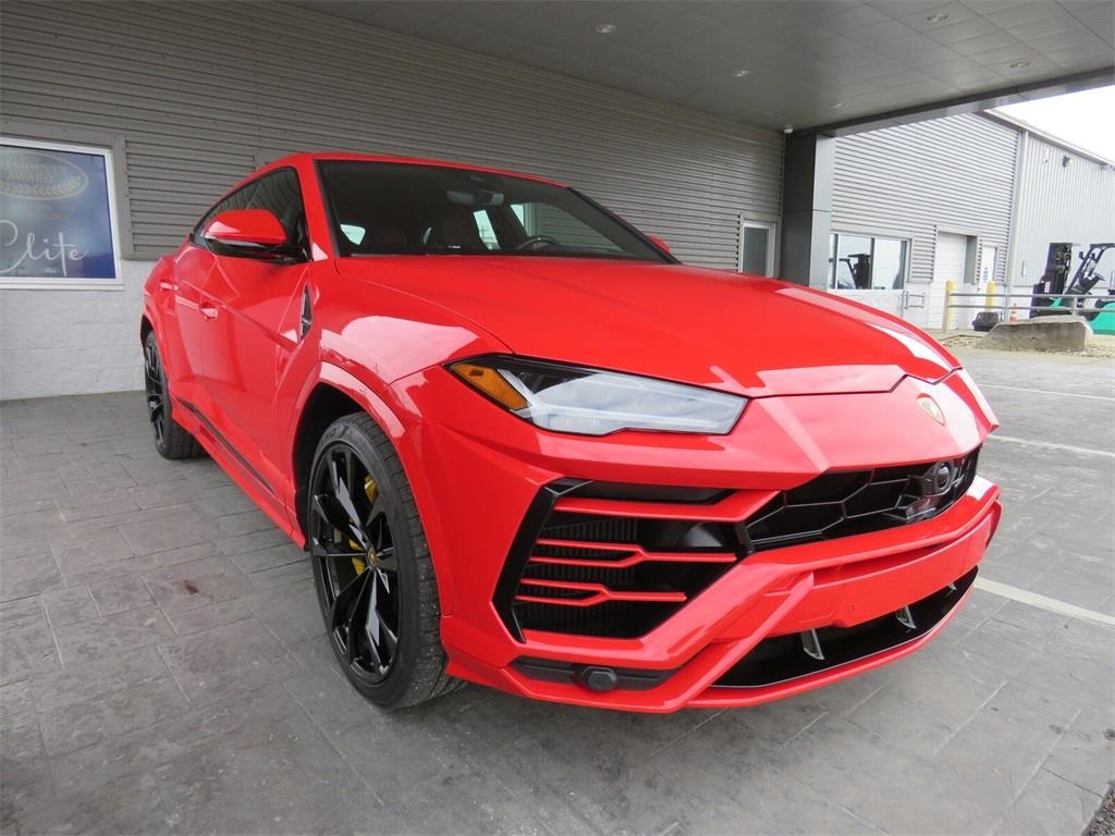 2022 Lamborghini Urus Base photo 2