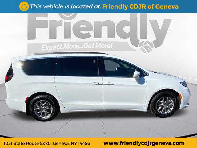 2021 Chrysler Pacifica Touring photo 4