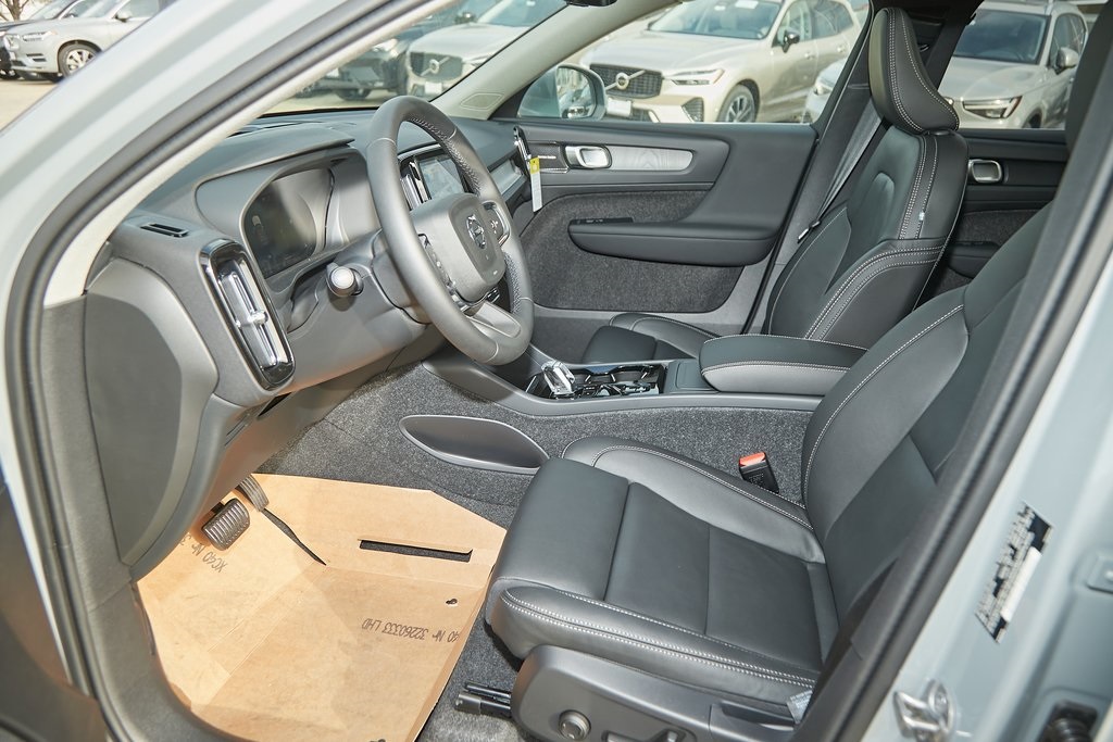 2025 VOLVO XC40 - Image 14