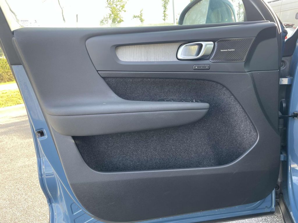2023 Volvo XC40 Ultimate photo 3