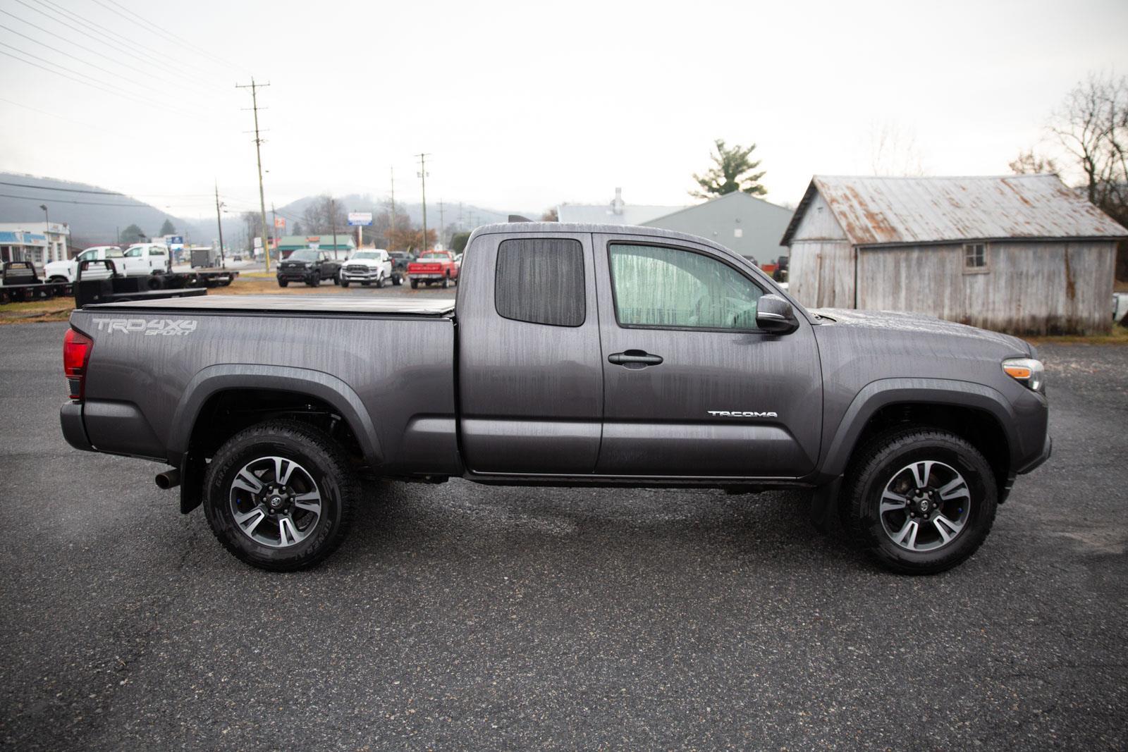2018 Toyota Tacoma TRD Sport photo 2