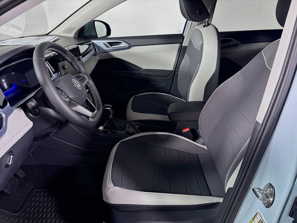 2025 Volkswagen Taos SE photo 6
