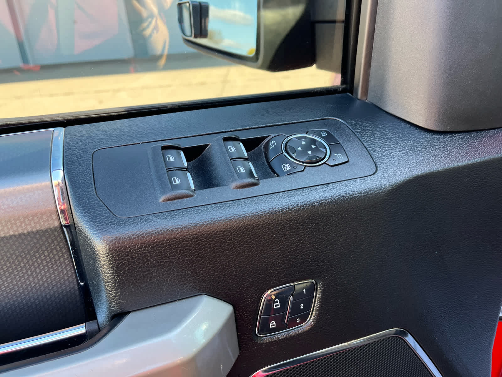 2015 Ford F-150 Lariat photo 17