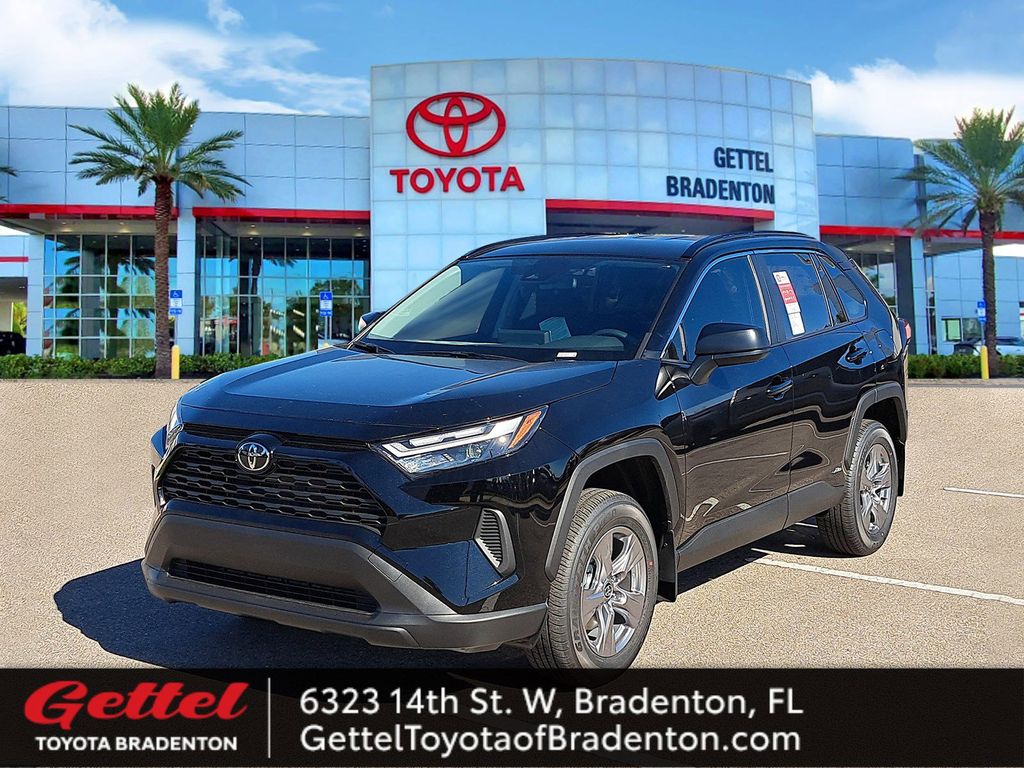 2025 Toyota RAV4 LE's photo