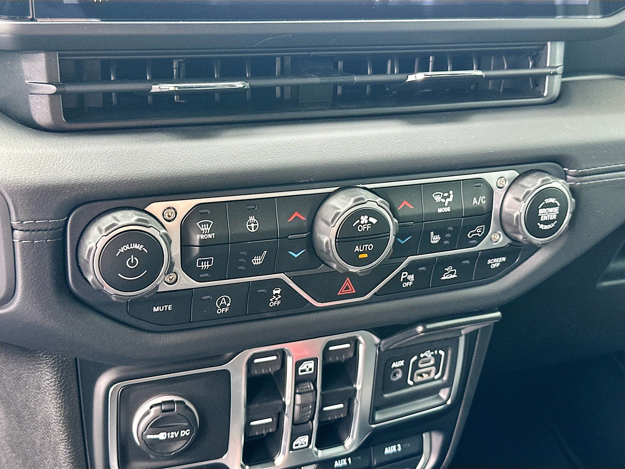 2025 Jeep Wrangler Sahara photo 10