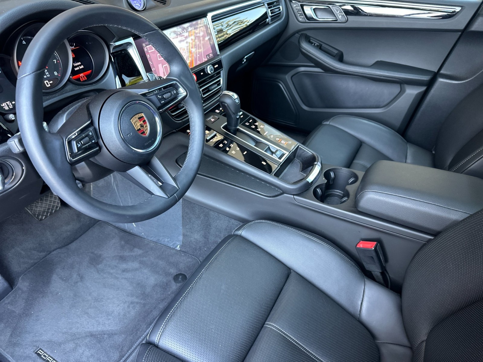 2025 Porsche Macan T photo 5