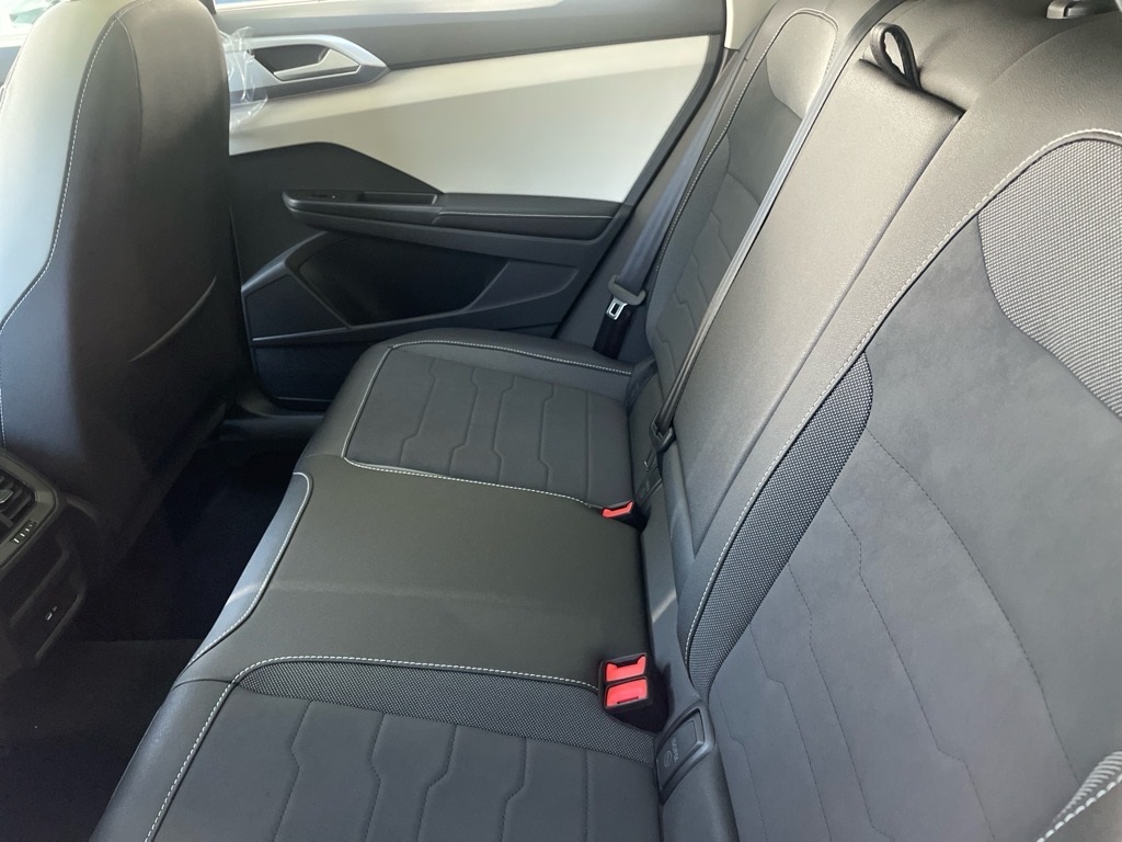 2025 Volkswagen Taos SE photo 3