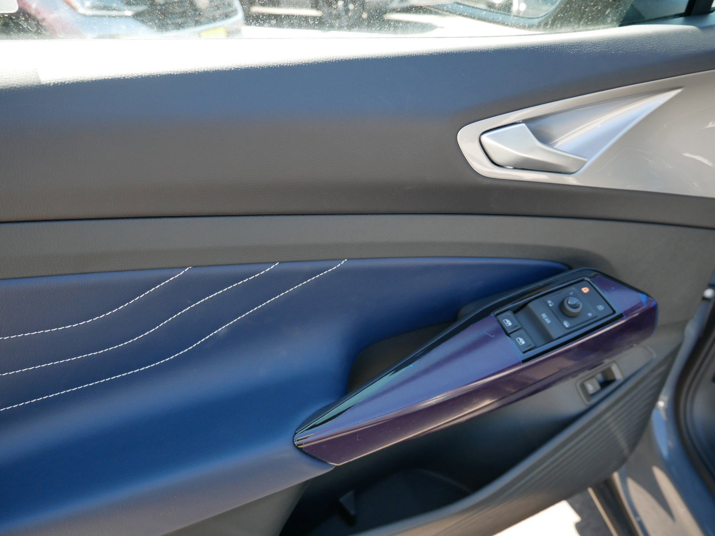 2025 Volkswagen ID.4 Pro Plus photo 6
