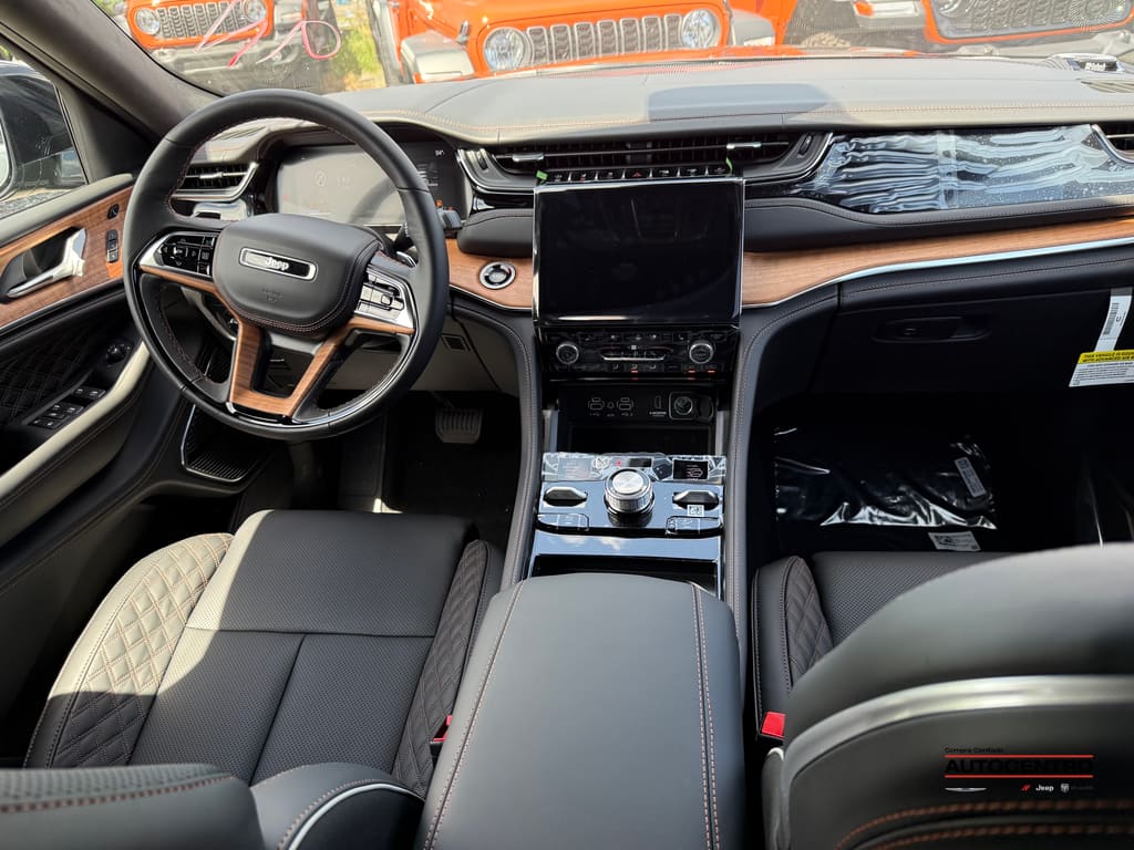 2025 Jeep Grand Cherokee Summit photo 3