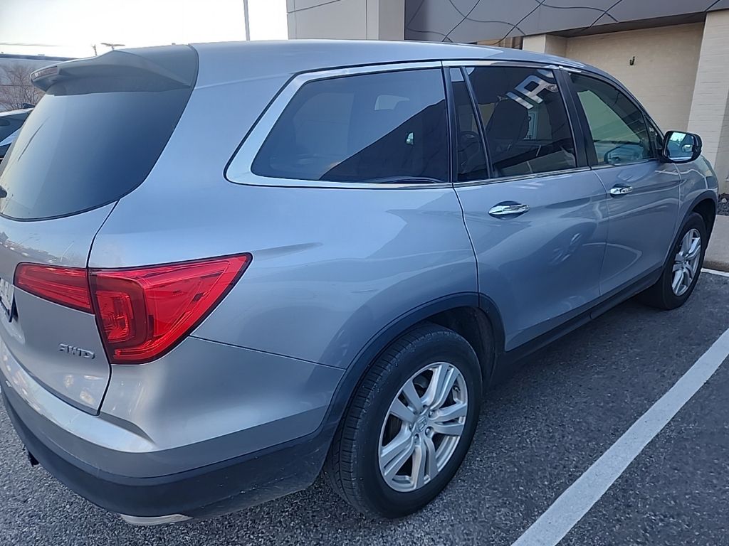 2018 Honda Pilot LX photo 4