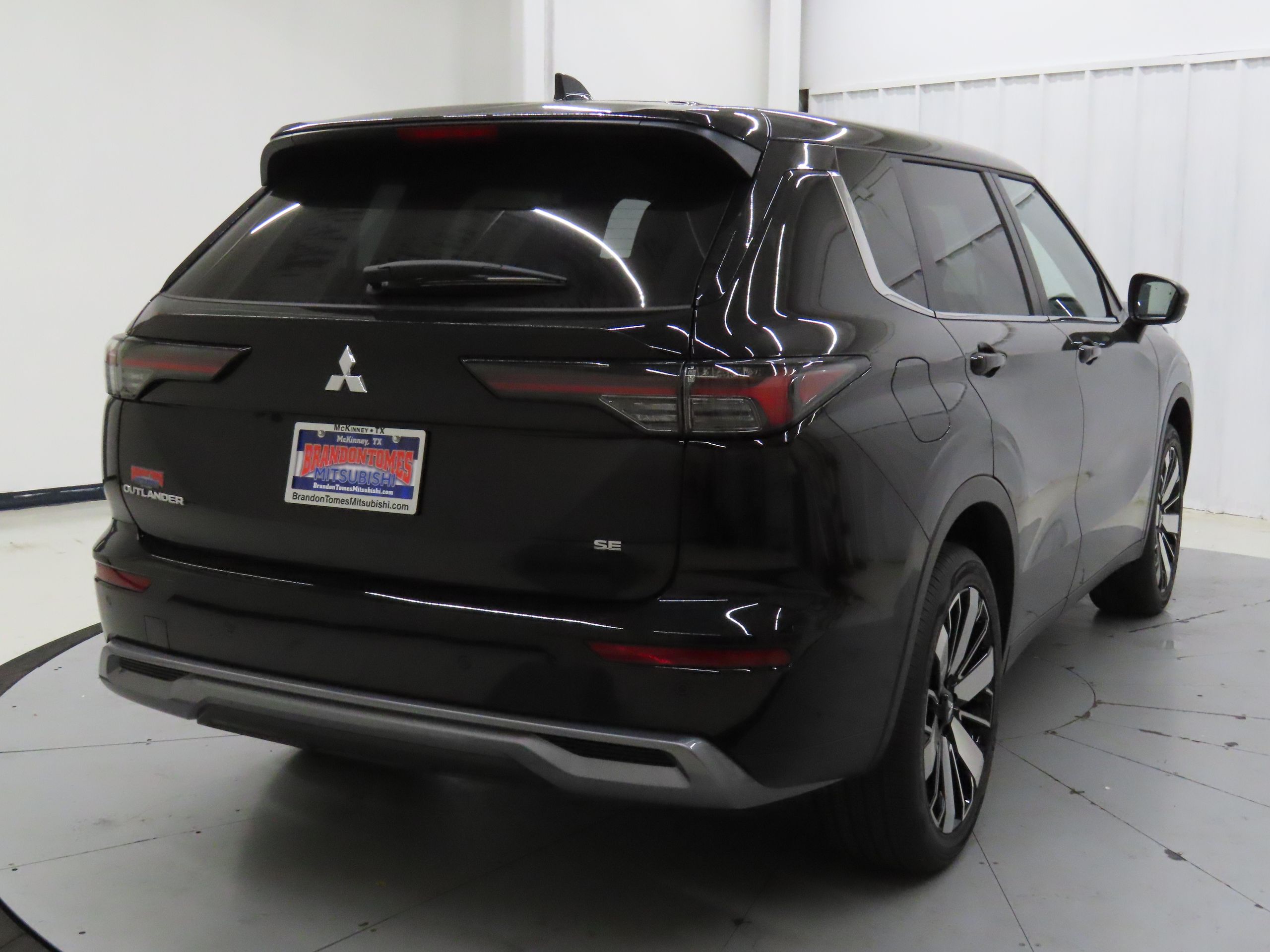 2025 Mitsubishi Outlander SE photo 3