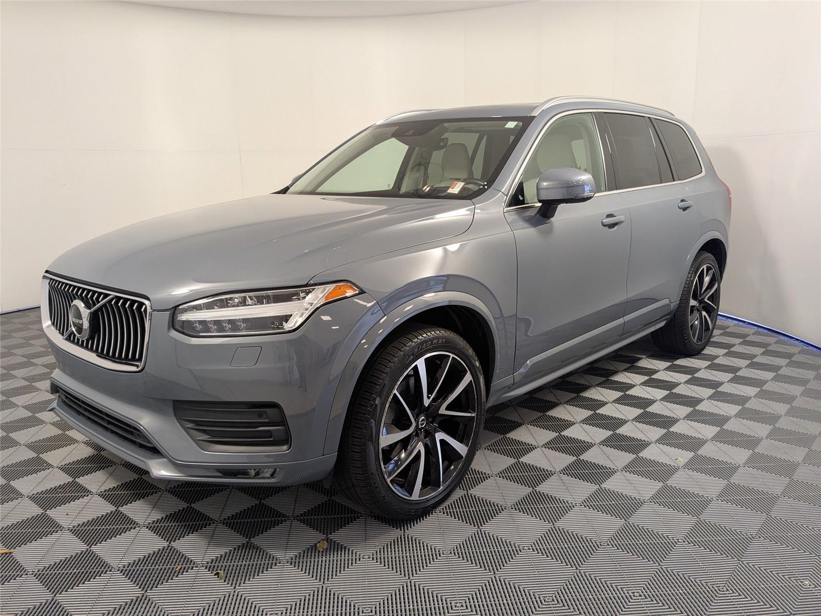 2022 Volvo XC90 Momentum's photo