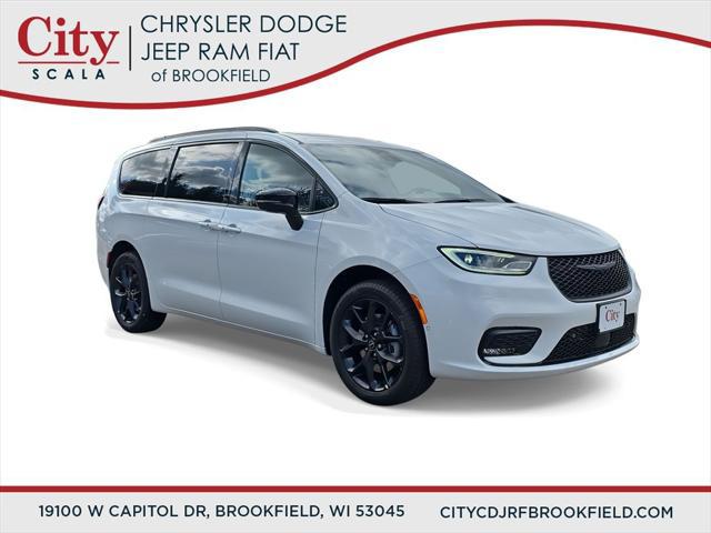 2026 Chrysler Pacifica Limited's photo