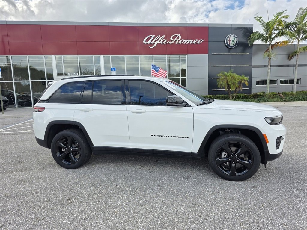 2022 Jeep Grand Cherokee Altitude photo 2