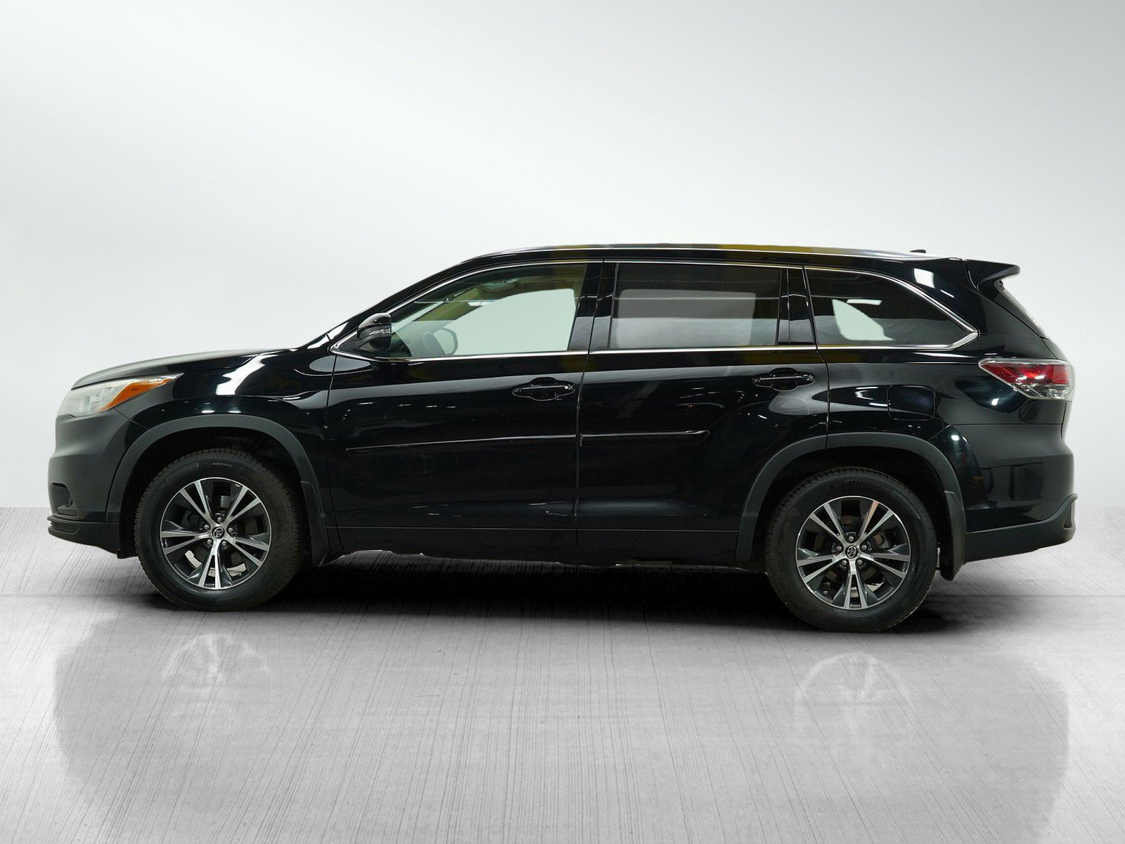 Used 2016 Toyota Highlander XLE with VIN 5TDJKRFHXGS253169 for sale in Bloomington, Minnesota