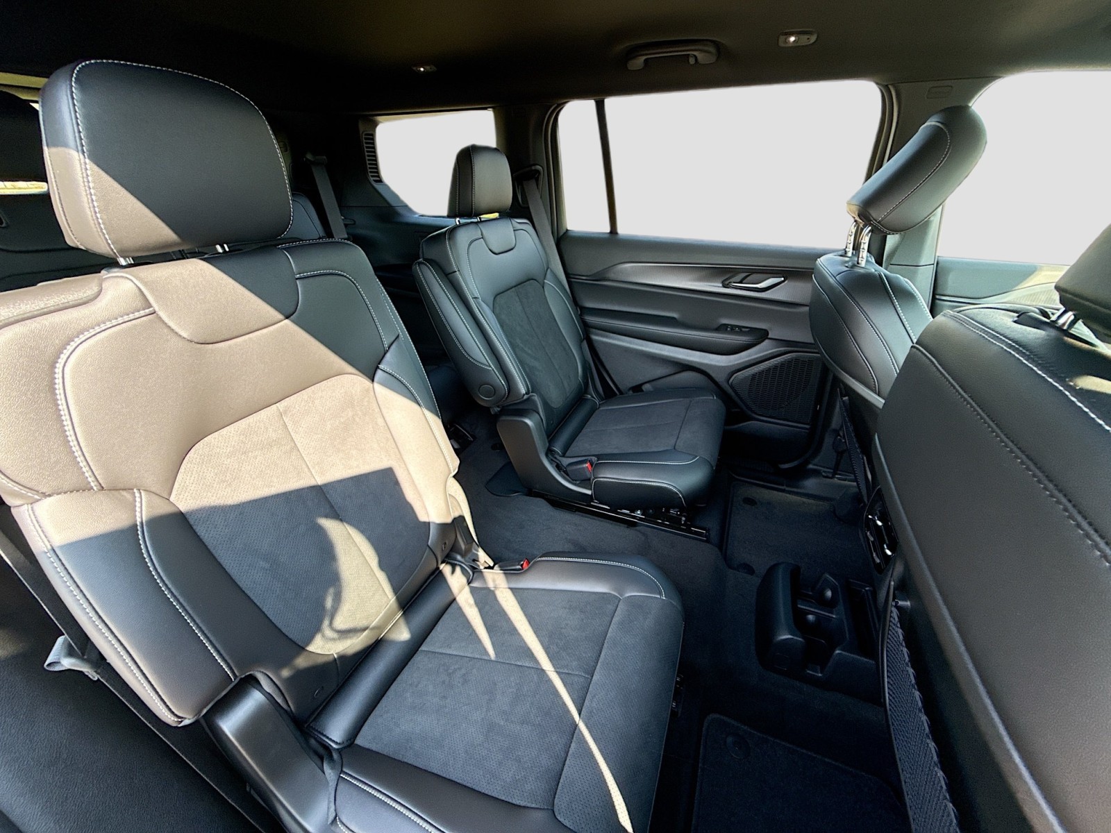 2025 Jeep Grand Cherokee Laredo Altitude photo 22