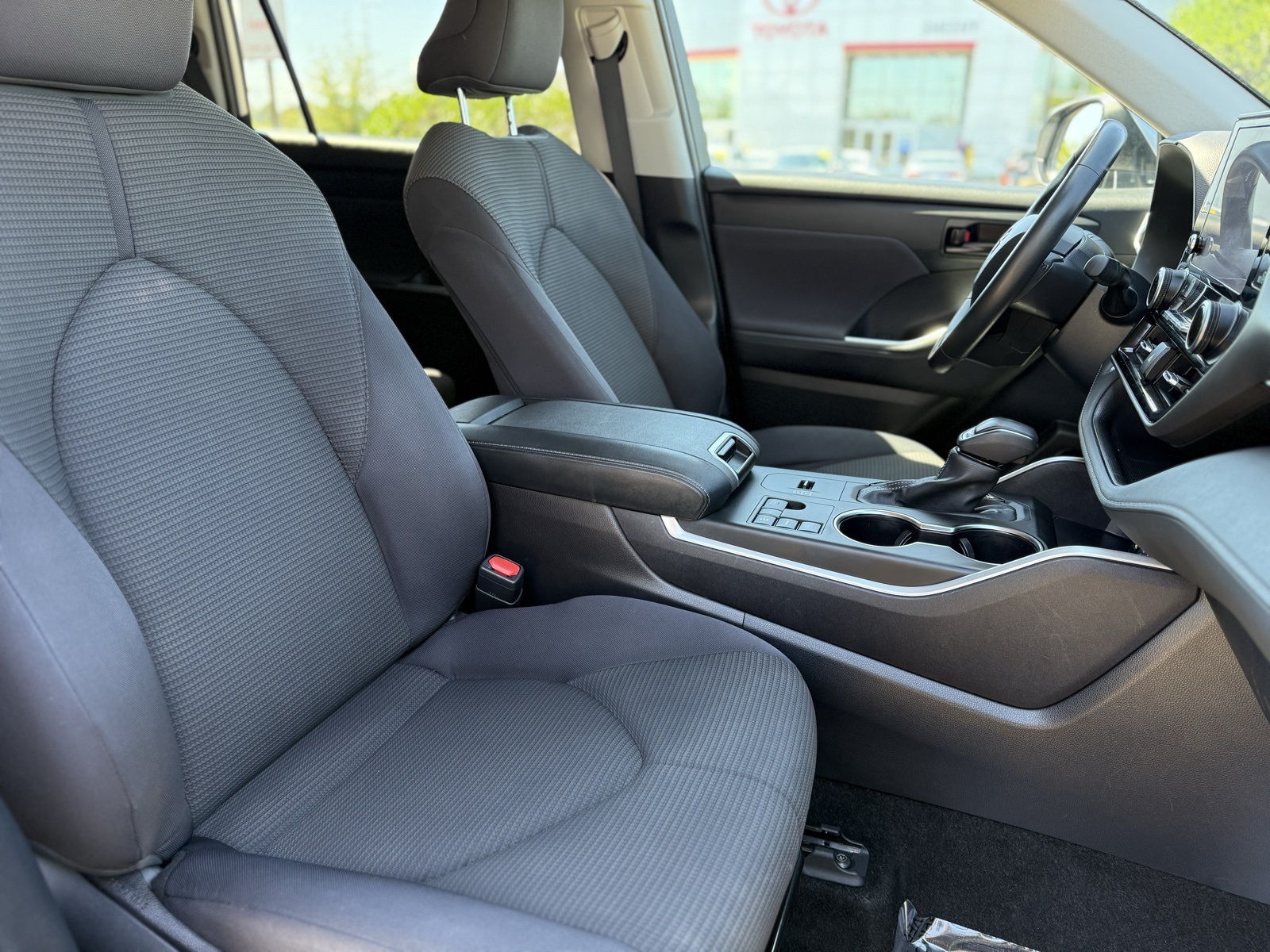 2024 Toyota Highlander LE photo 26