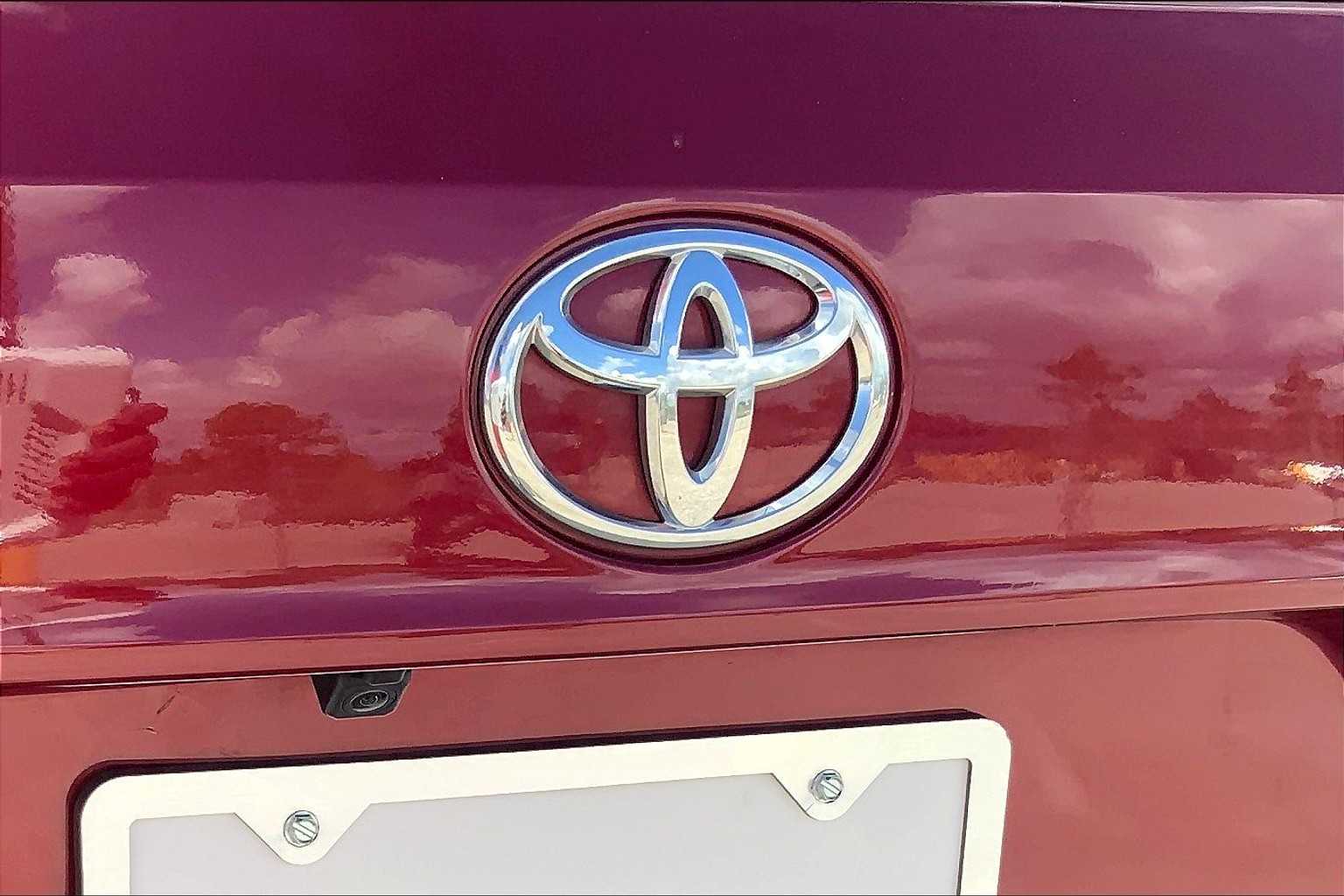 2024 Toyota Highlander LE photo 9