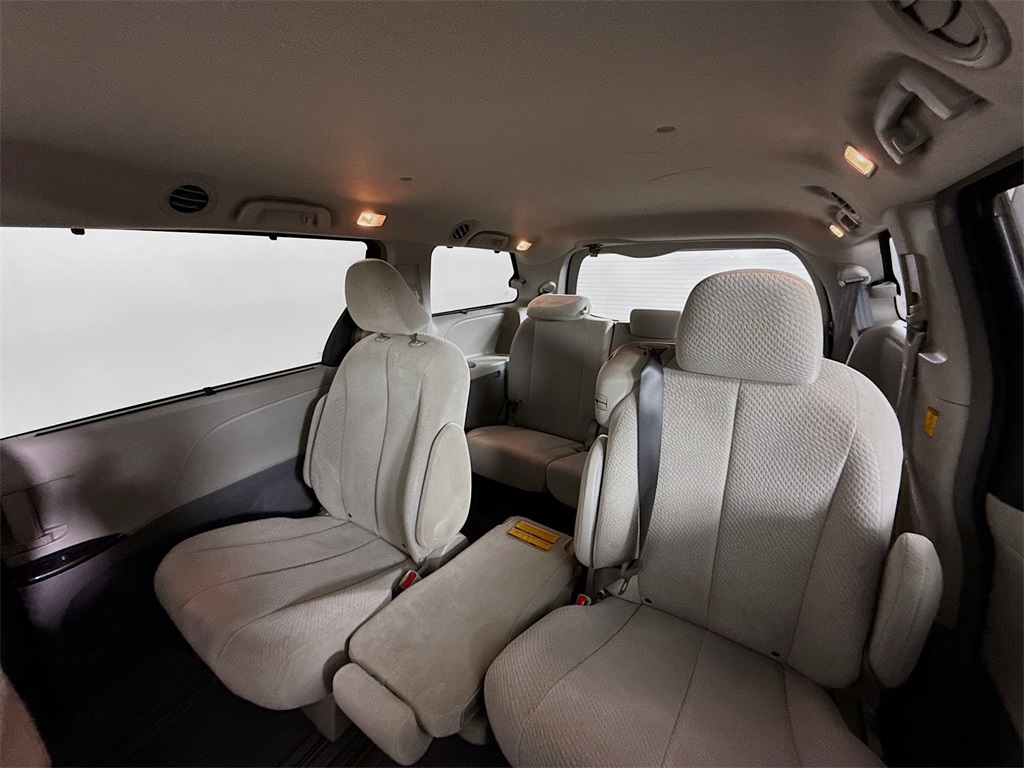 2011 Toyota Sienna LE photo 19