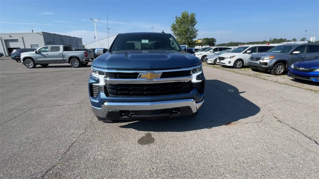2024 Chevrolet Silverado 1500 LT photo 2