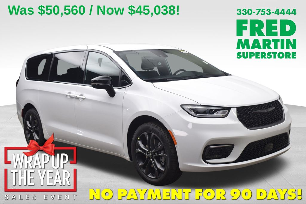 2026 Chrysler Pacifica Select's photo