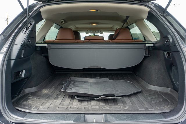 2019 Subaru Outback 3.6R Touring photo 3