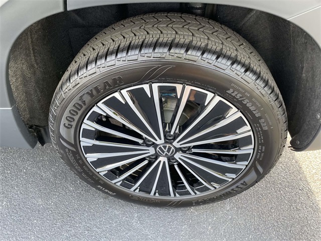 2025 Volkswagen Taos SE photo 9