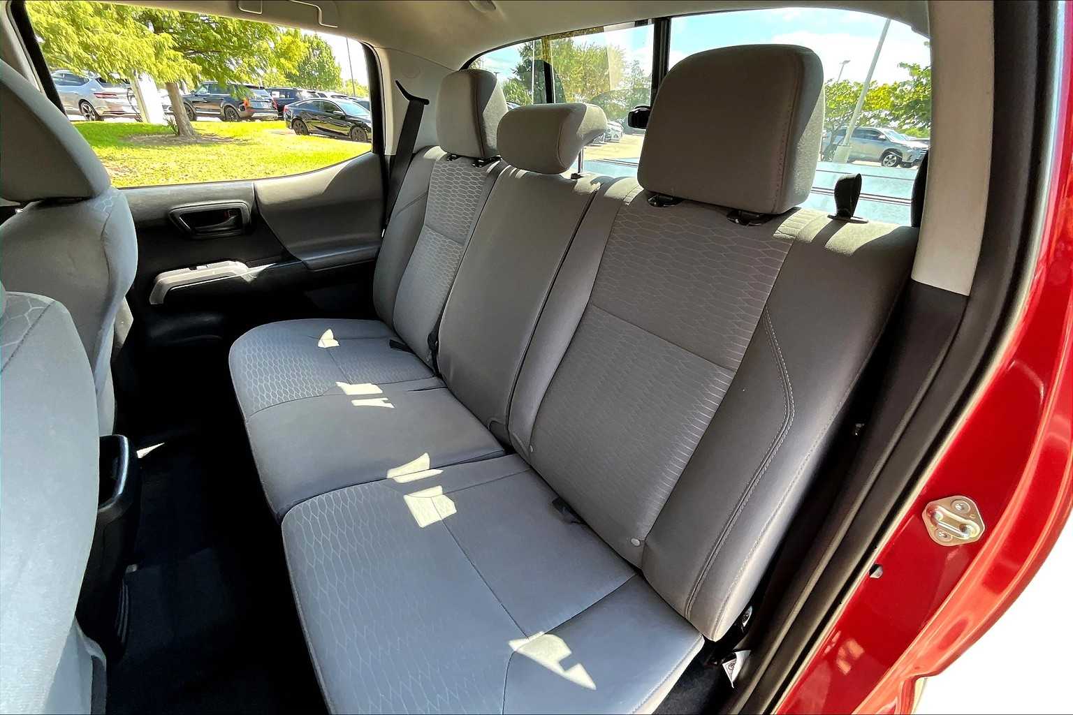 2017 Toyota Tacoma SR5 photo 17