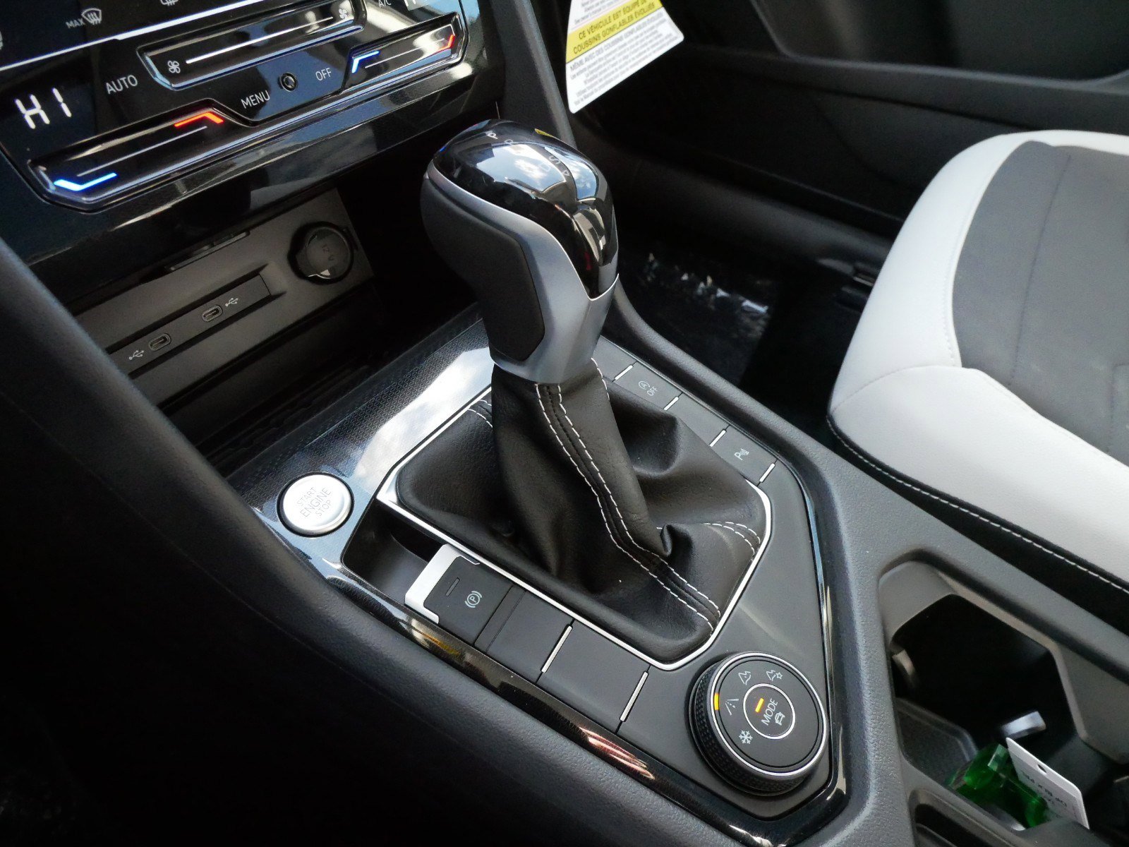 2025 Volkswagen Taos SE photo 8