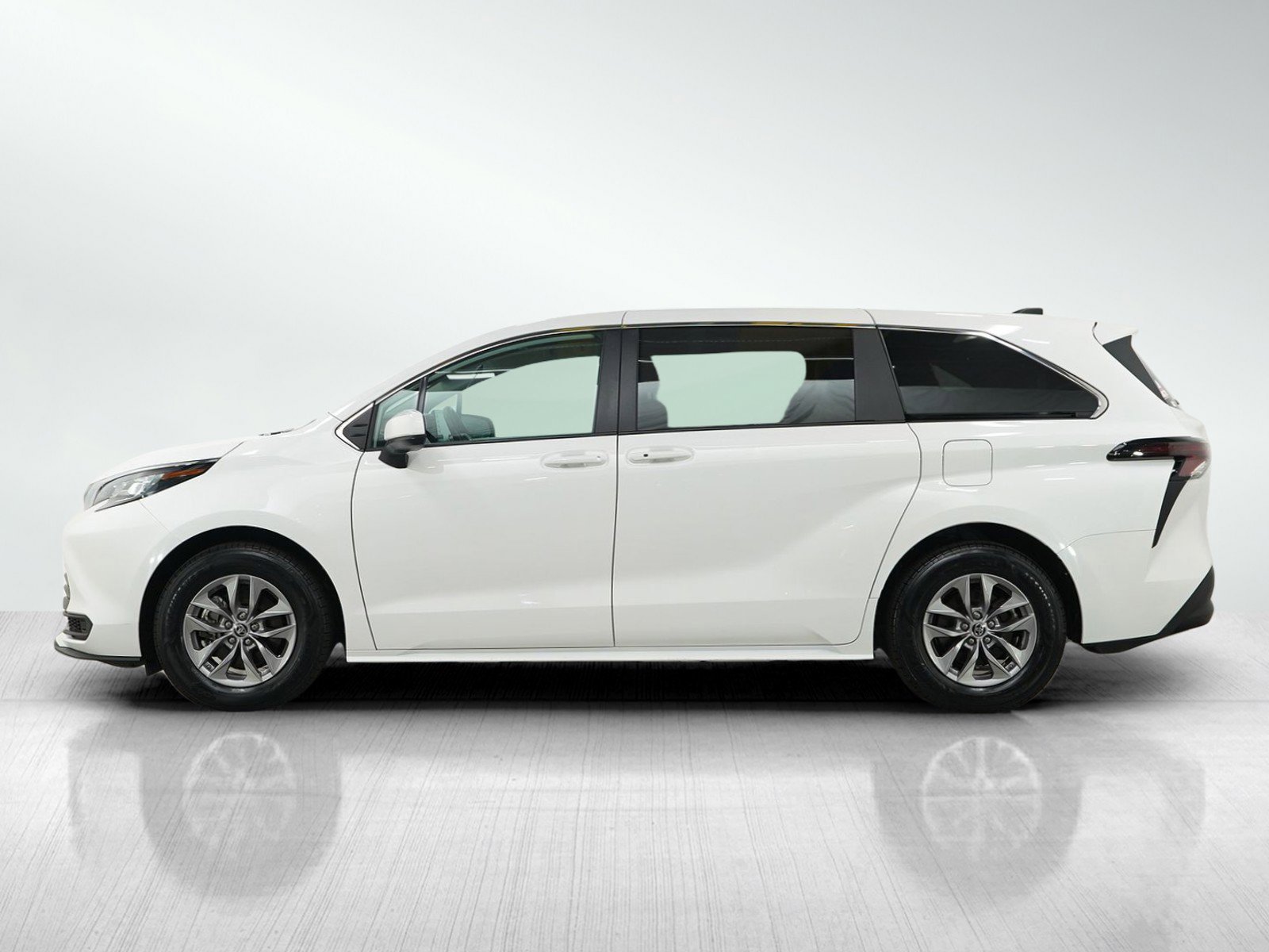 Used 2023 Toyota Sienna LE with VIN 5TDKSKFC4PS085707 for sale in Bloomington, Minnesota