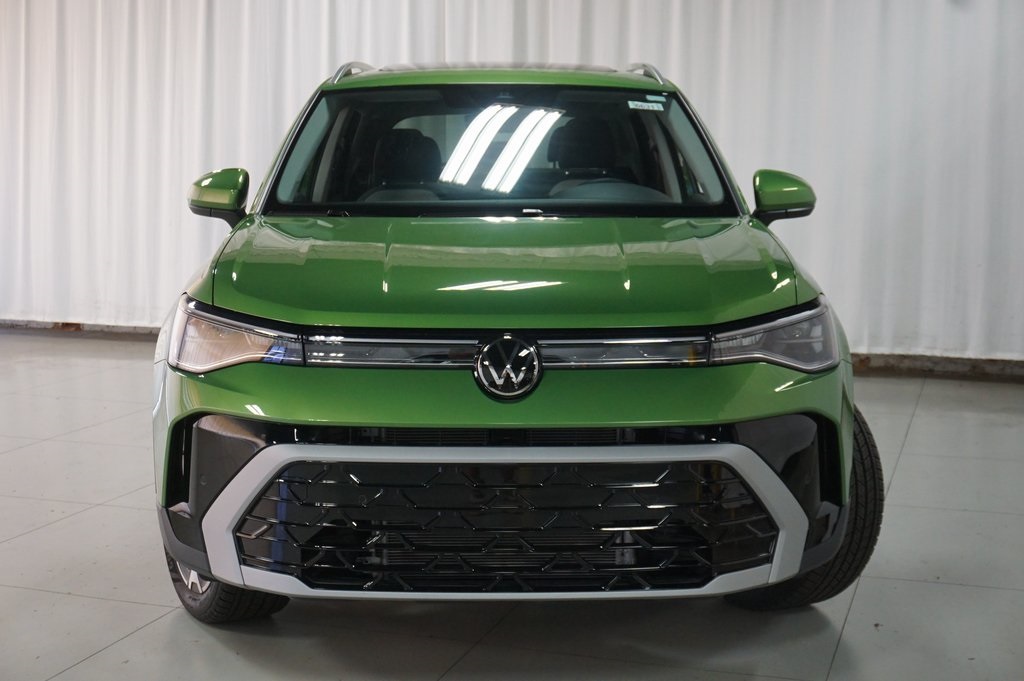 2025 Volkswagen Taos SEL photo 4