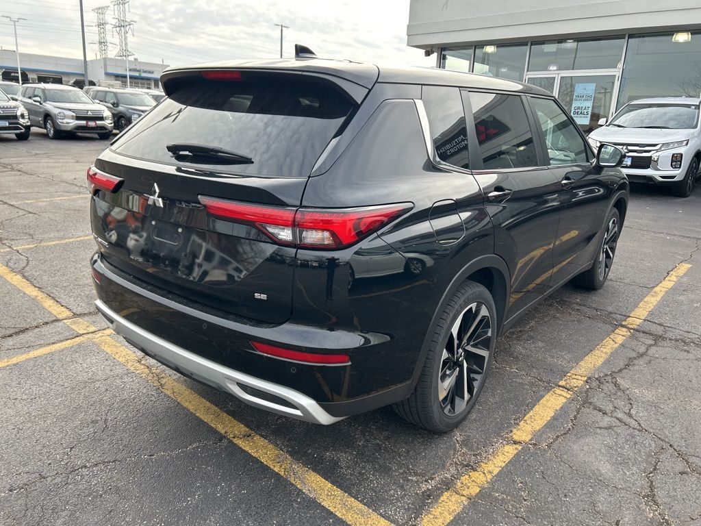 2024 Mitsubishi Outlander SE Black Edition photo 3