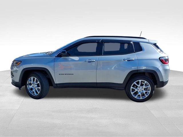 2022 Jeep Compass Latitude Lux photo 2