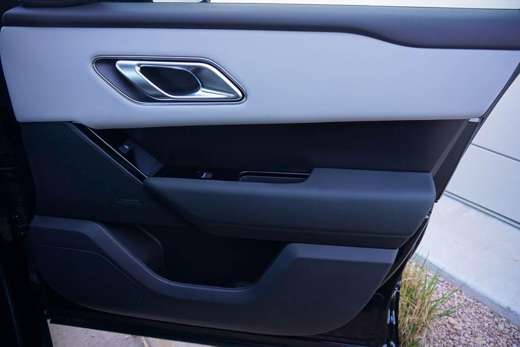 2026 Land Rover Range Rover Velar SE photo 30