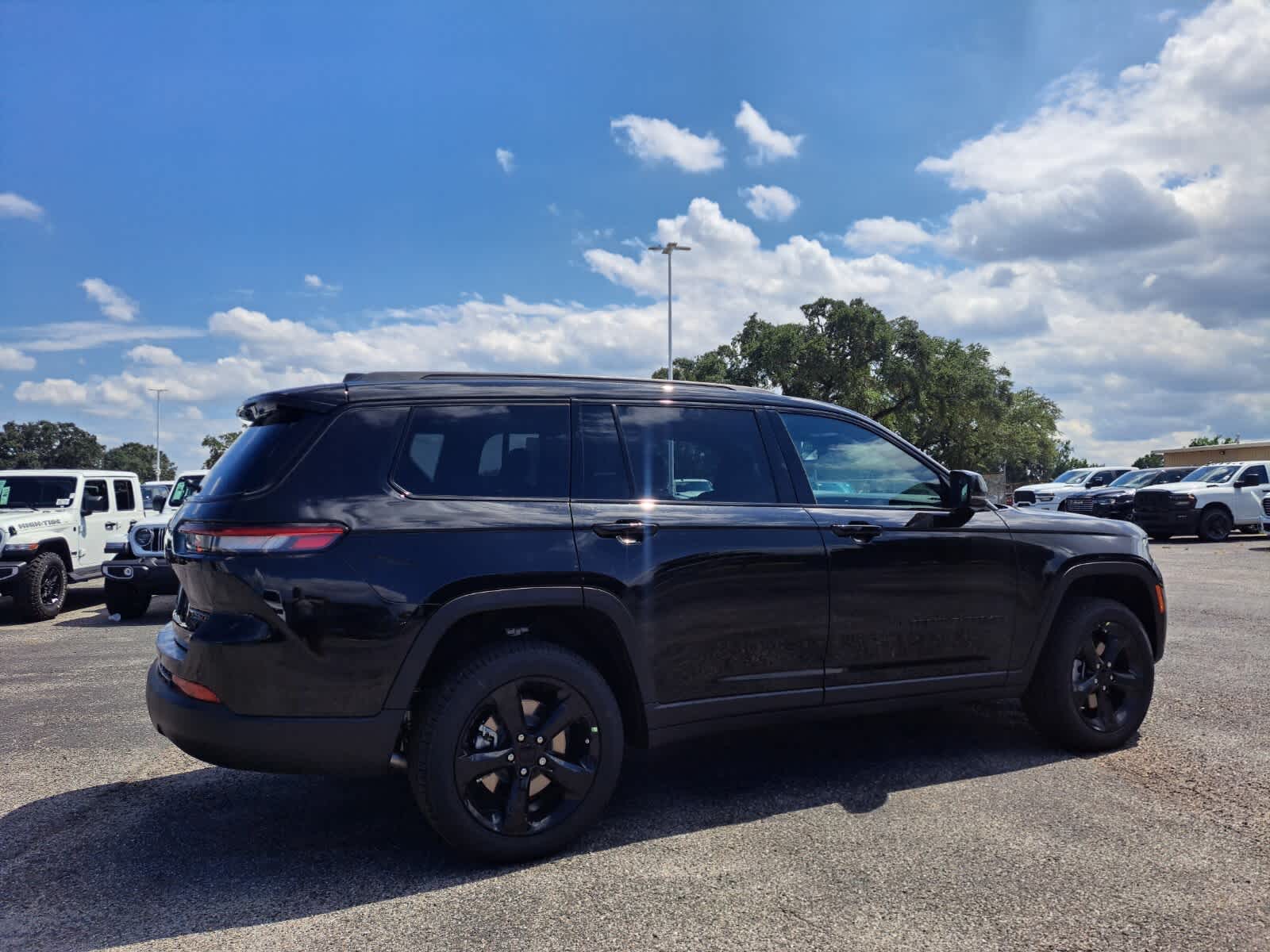 2025 Jeep Grand Cherokee Limited photo 3