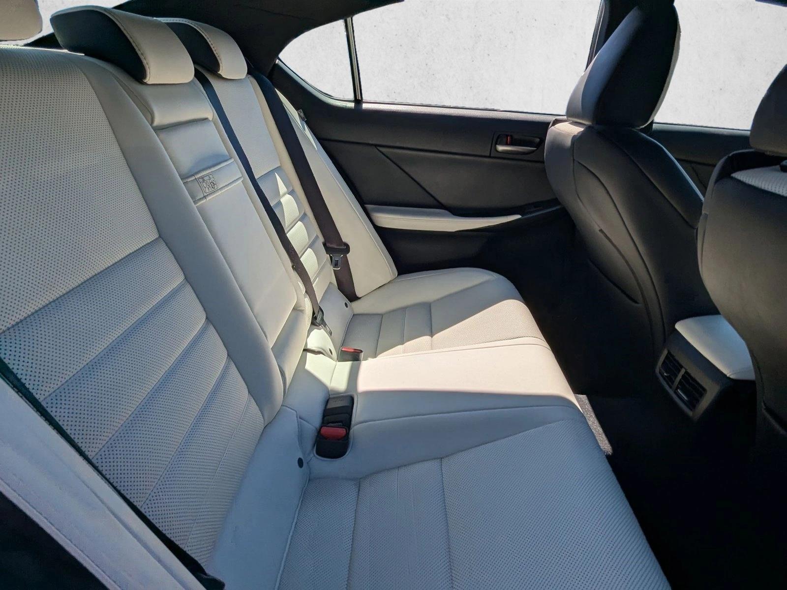 2022 Lexus IS 350 F SPORT photo 17