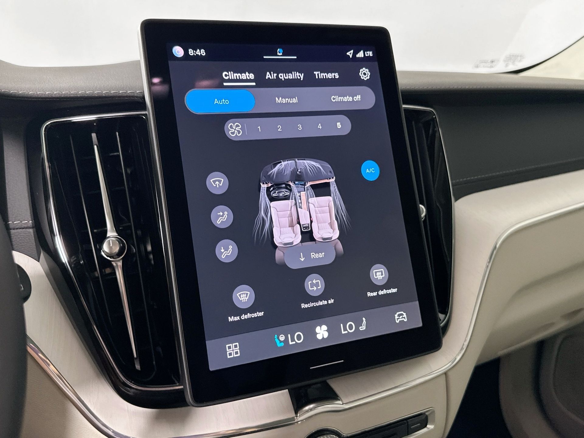 2026 Volvo XC60 B5 photo 14