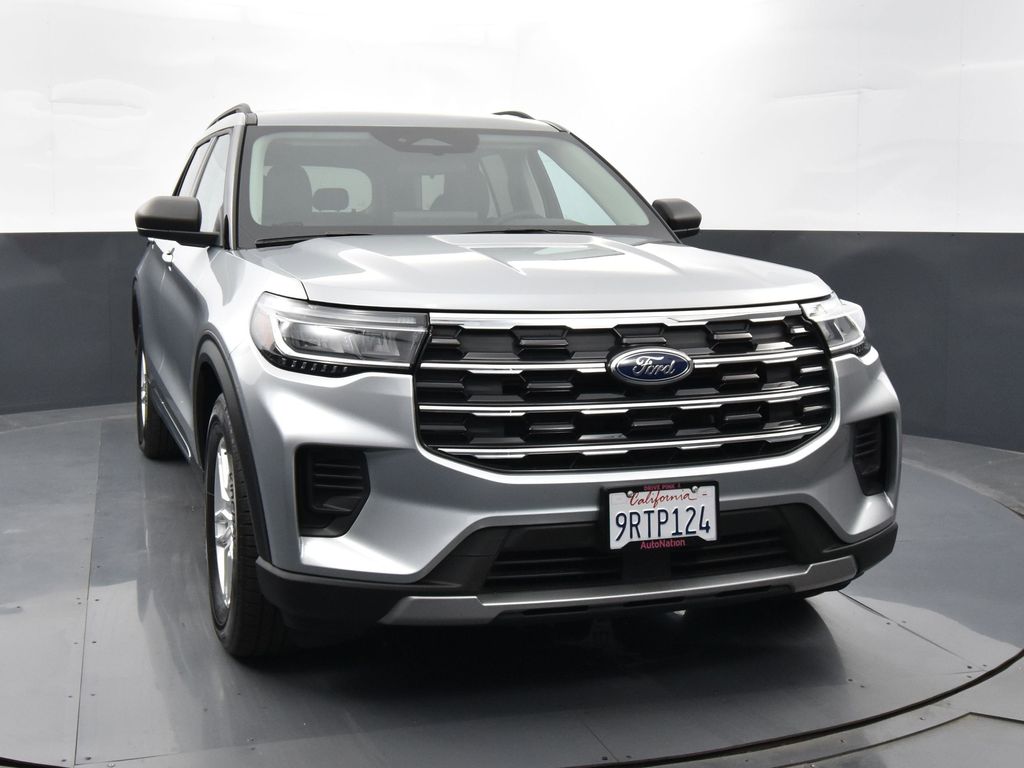 2025 Ford Explorer photo 2