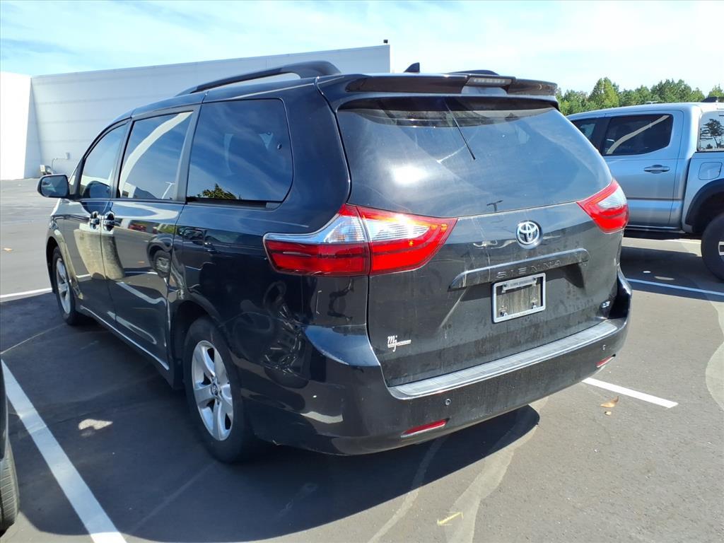 2020 Toyota Sienna LE photo 6