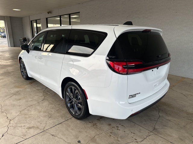 2026 Chrysler Pacifica photo 4