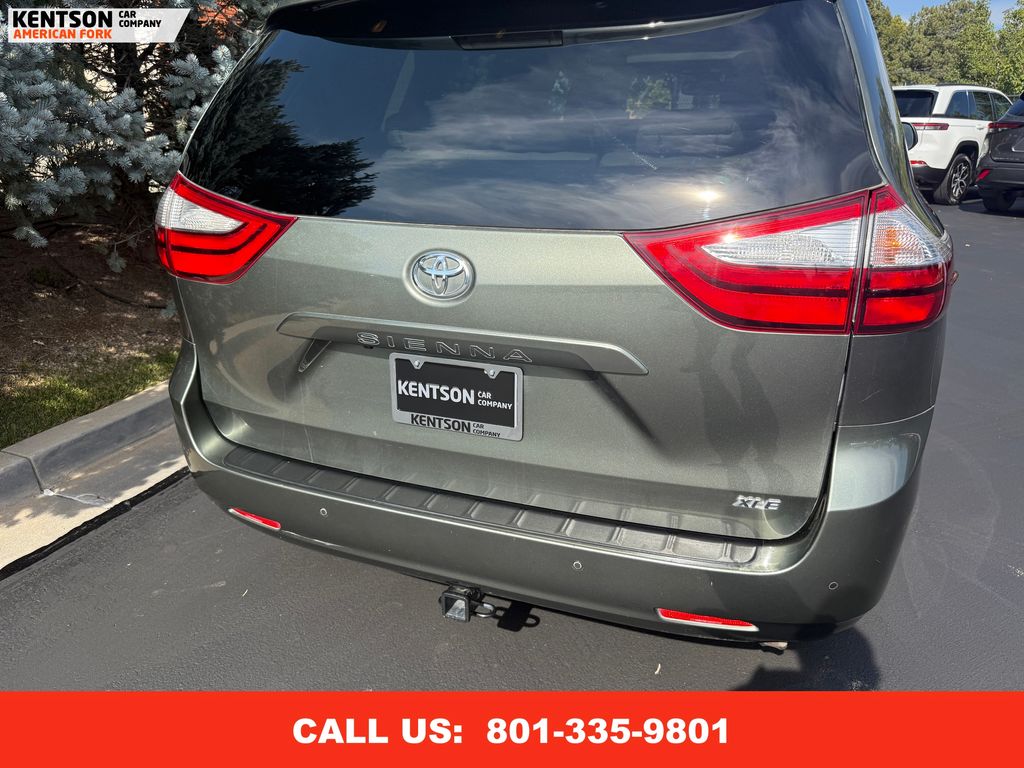 2019 Toyota Sienna XLE photo 37