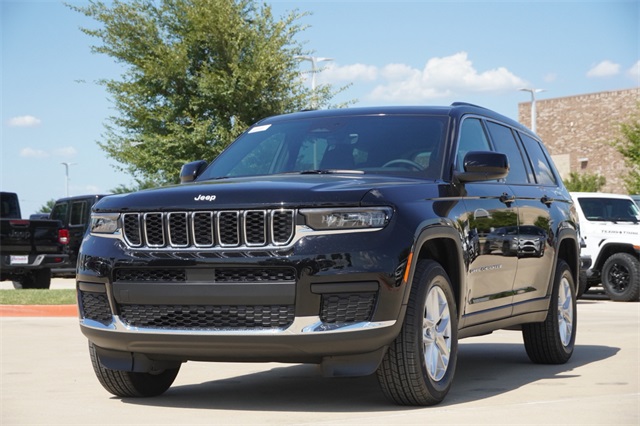 2025 Jeep Grand Cherokee Laredo X photo 3