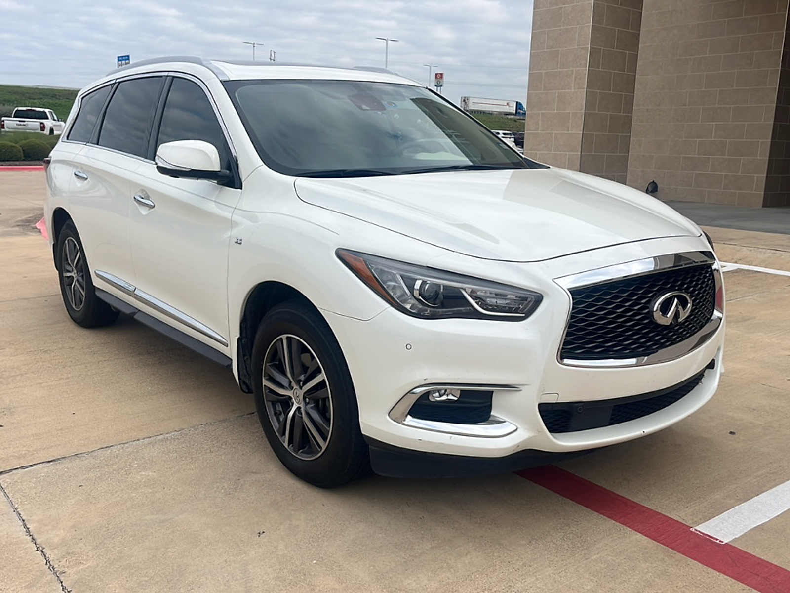 2019 Infiniti QX60 Luxe photo 3