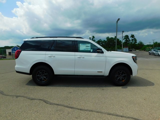 2025 Ford Expedition photo 2
