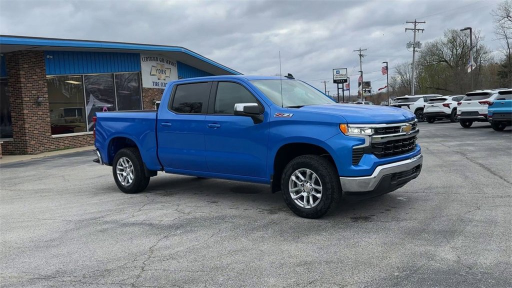 2025 Chevrolet Silverado 1500 LT photo 3