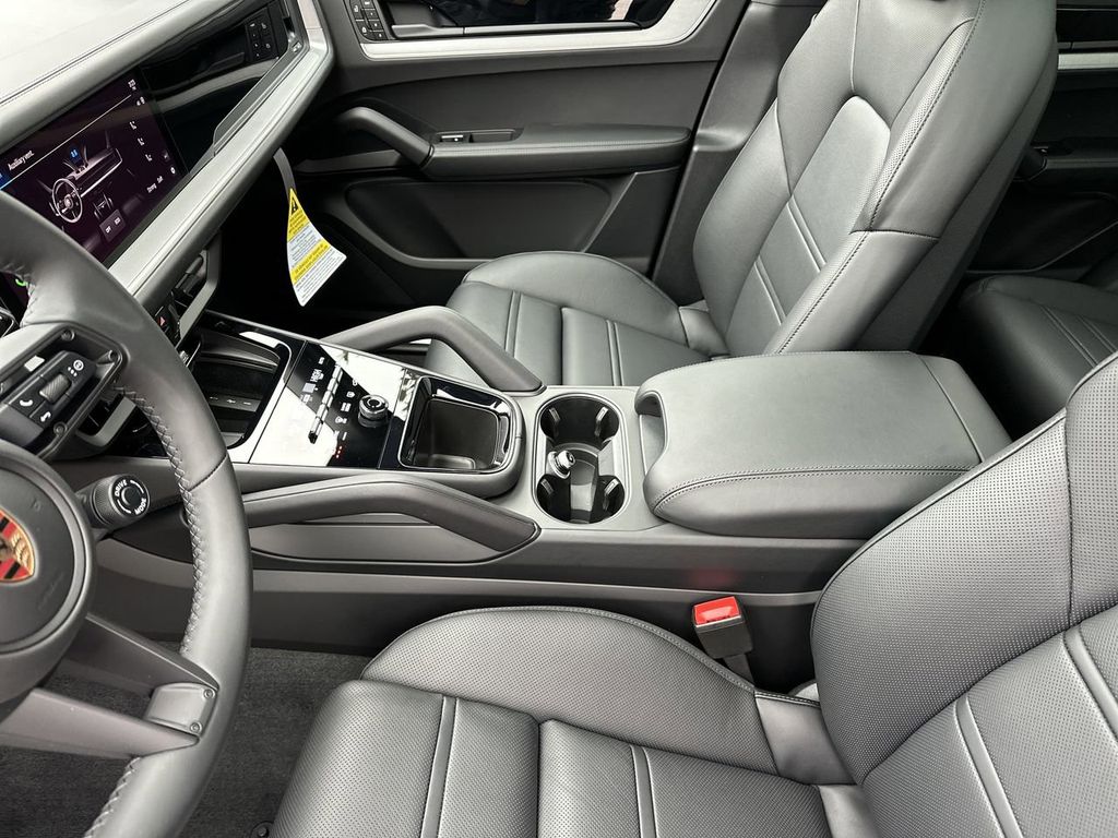 2025 Porsche Cayenne Base photo 24